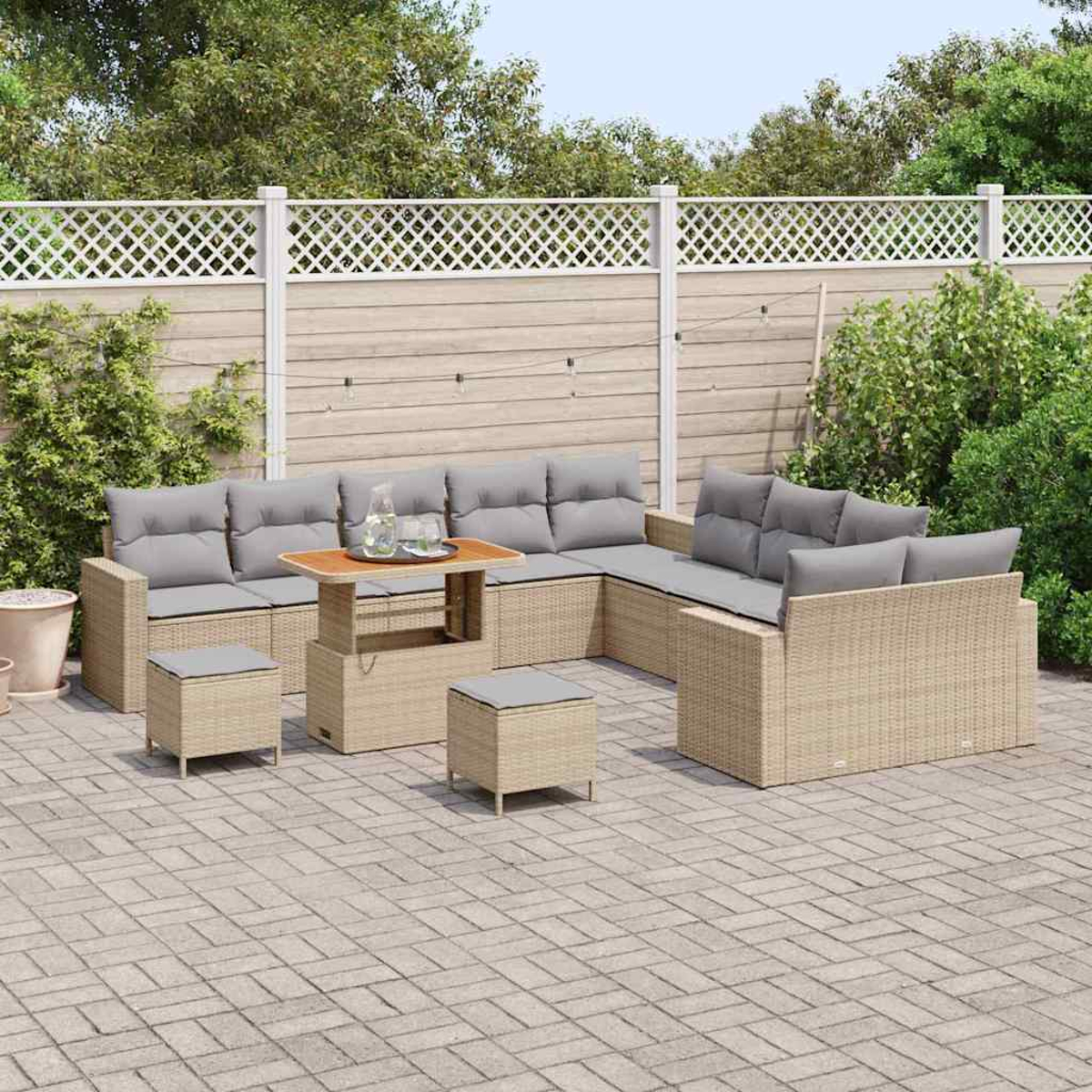 Gartenmöbel-Set aus Korbgeflecht: Ecksofa, Ottomanen und Couchtisch. Graue Kissen, Holztisch und weißer Zaun im Hintergrund.