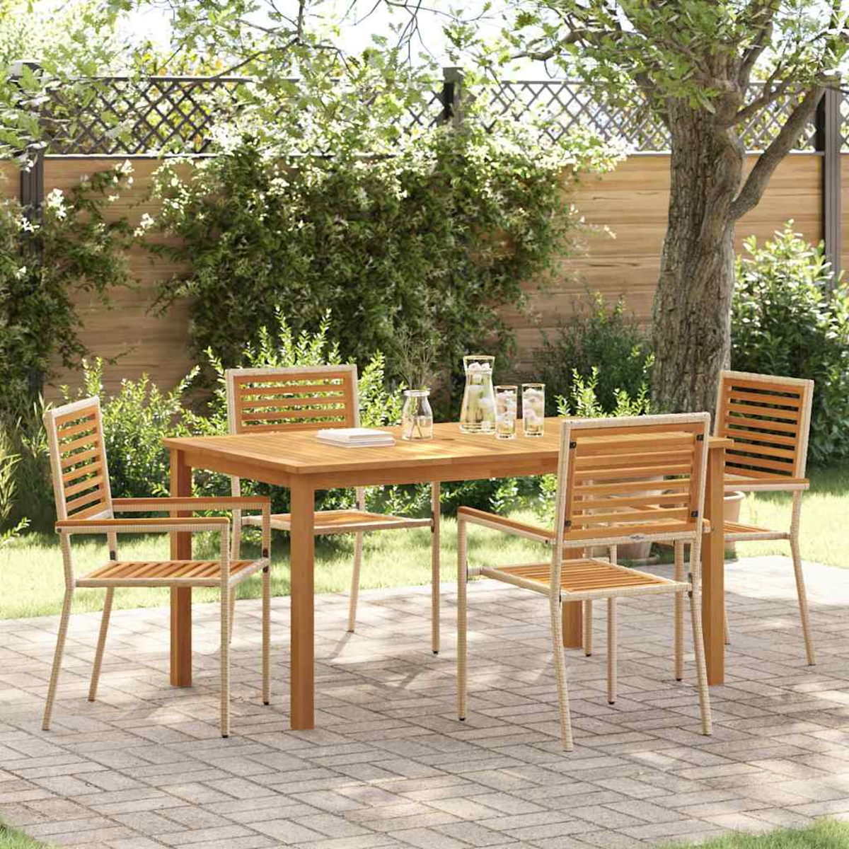 Set da pranzo all'aperto con tavolo in legno e quattro sedie su un patio in mattoni, circondato dal verde.