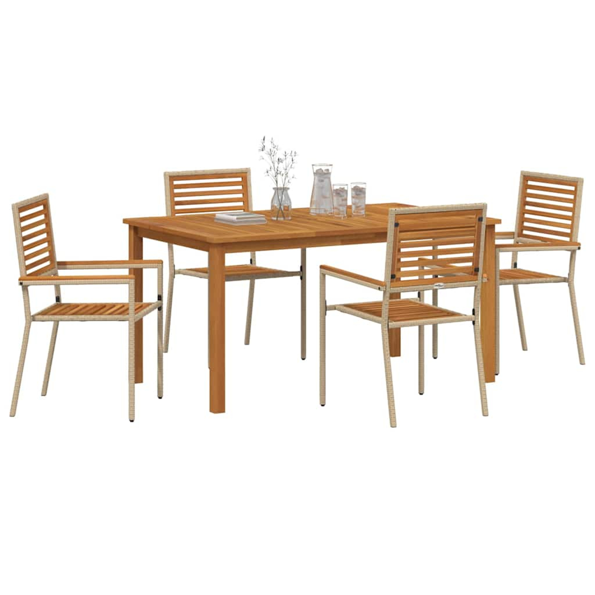 Un tavolo di legno con quattro sedie su sfondo bianco. Ci sono bicchieri, una brocca e un vaso con fiori sopra.