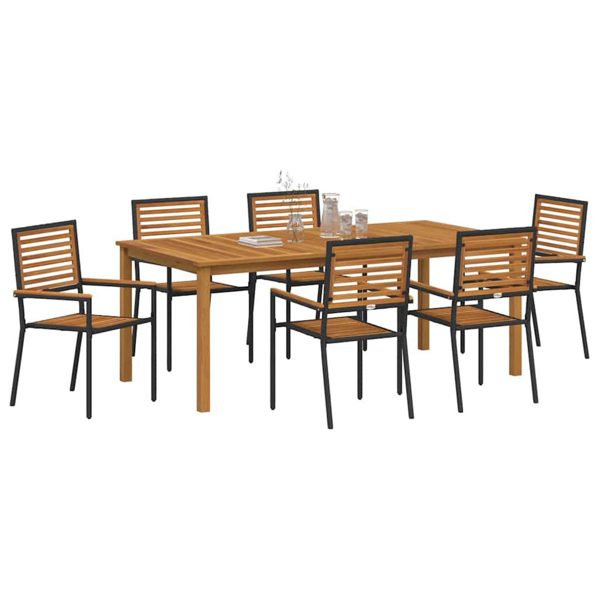 Essgruppe aus Holz im Freien. Tisch und sechs Stühle mit schwarzen Metallrahmen. Gläser und eine Vase auf dem Tisch.