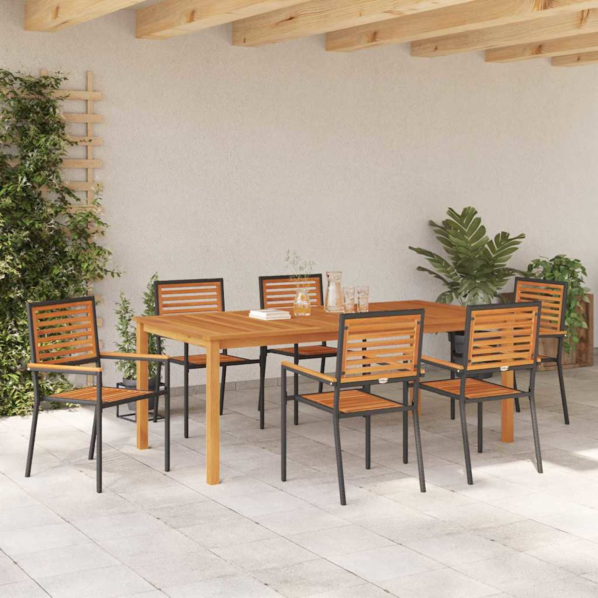 Essgruppe im Freien mit Holztisch und Stühlen. Die Stühle sind aus schwarzem Metall mit Holzlatten. Die Szene ist auf einer Terrasse mit Pflanzen.