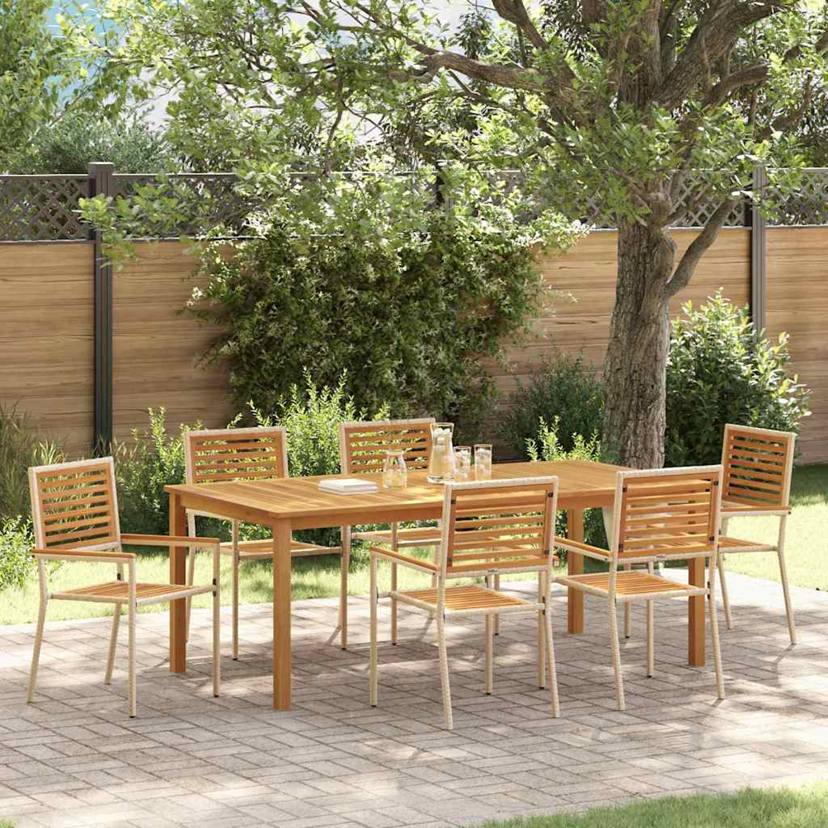 Essgarnitur im Freien: Holztisch und Stühle auf einer Terrasse. Hintergrund: Baum, Zaun und Blätter.