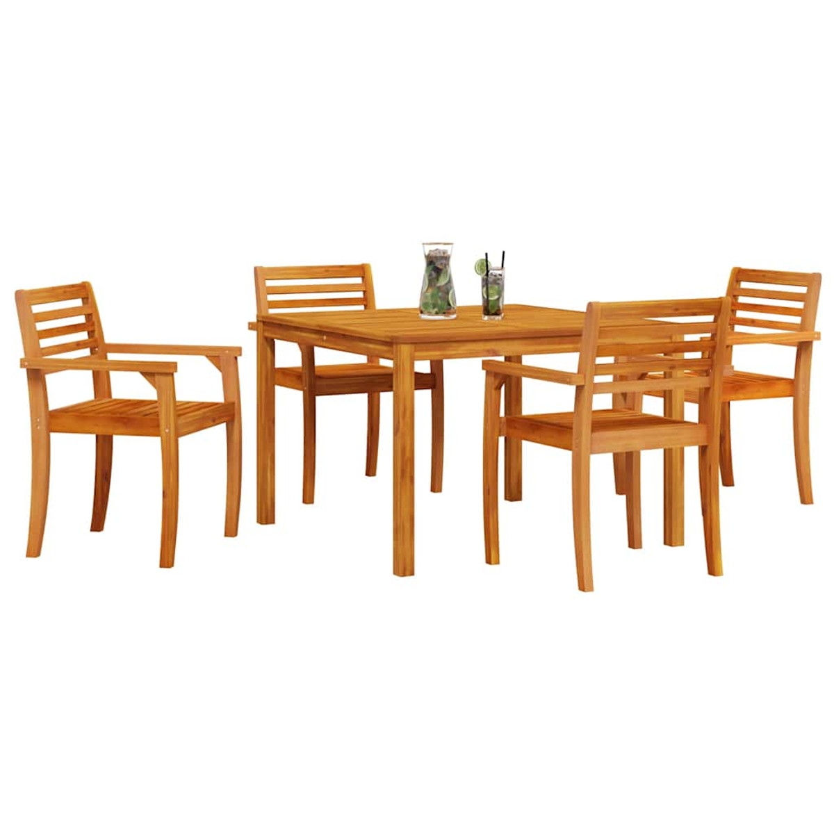 Essgruppe aus Holz im Freien. Enthält einen quadratischen Tisch und vier Stühle. Auf dem Tisch stehen zwei Getränke, mit klarem Hintergrund.