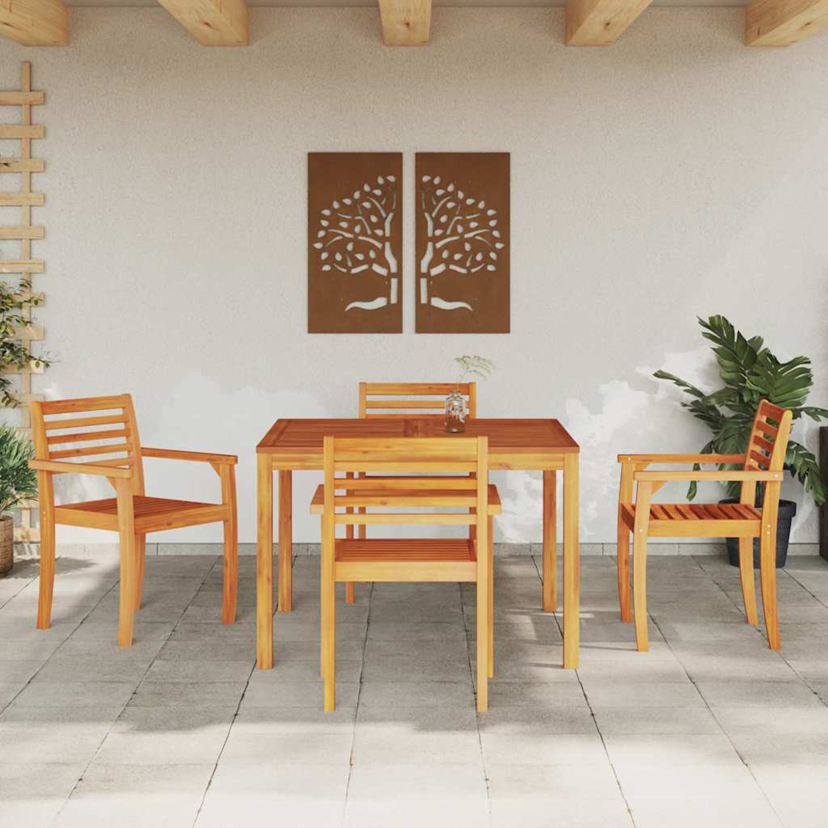 Holz-Terrassenset mit Tisch und Stühlen. Braune Wand mit Baumkunst. Pflanzen rechts. Beige Balken oben.