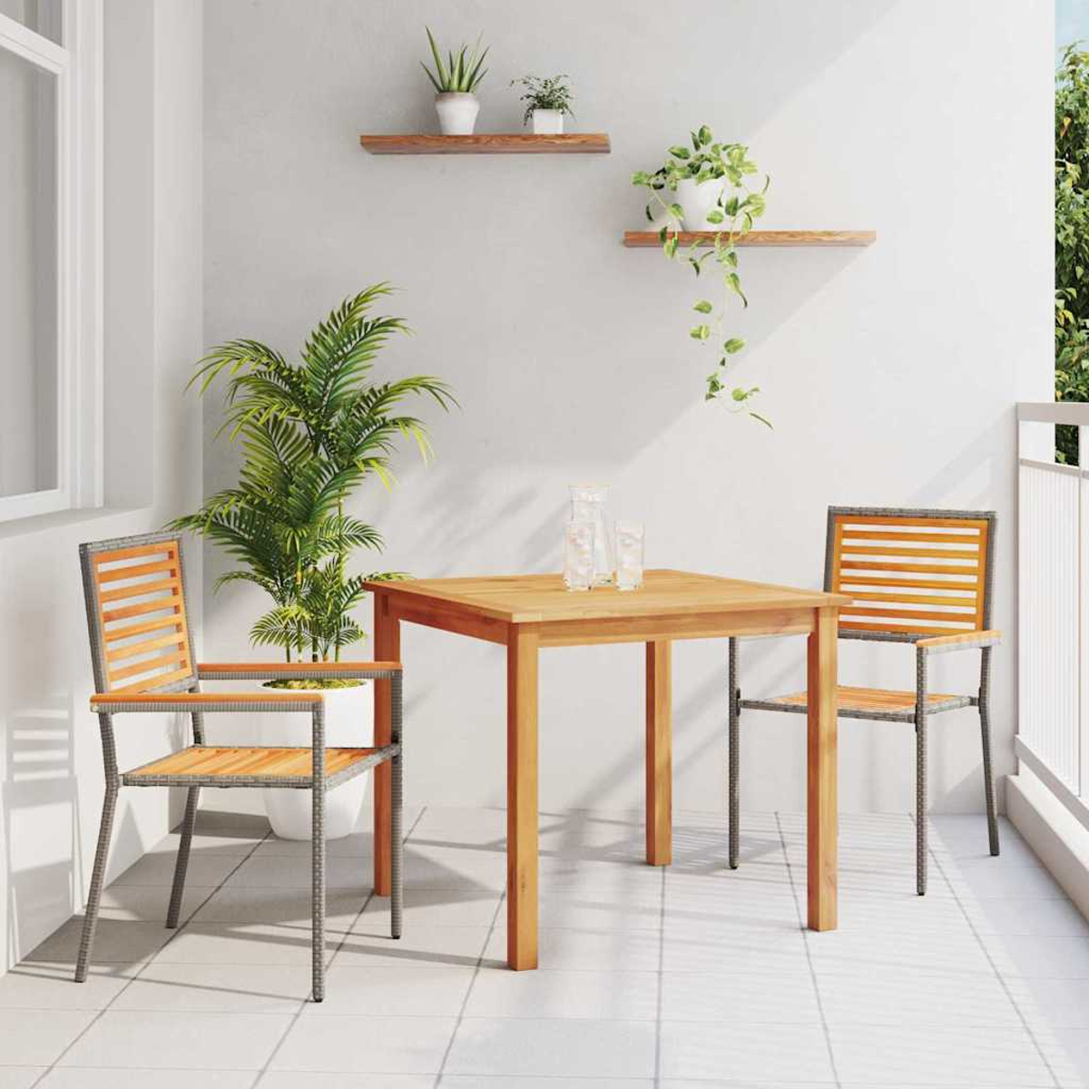 Ein Balkon mit Holztisch und Stühlen. Pflanzen in Töpfen stehen auf Regalen und in der Umgebung. Sonnenlicht erhellt die Szene.