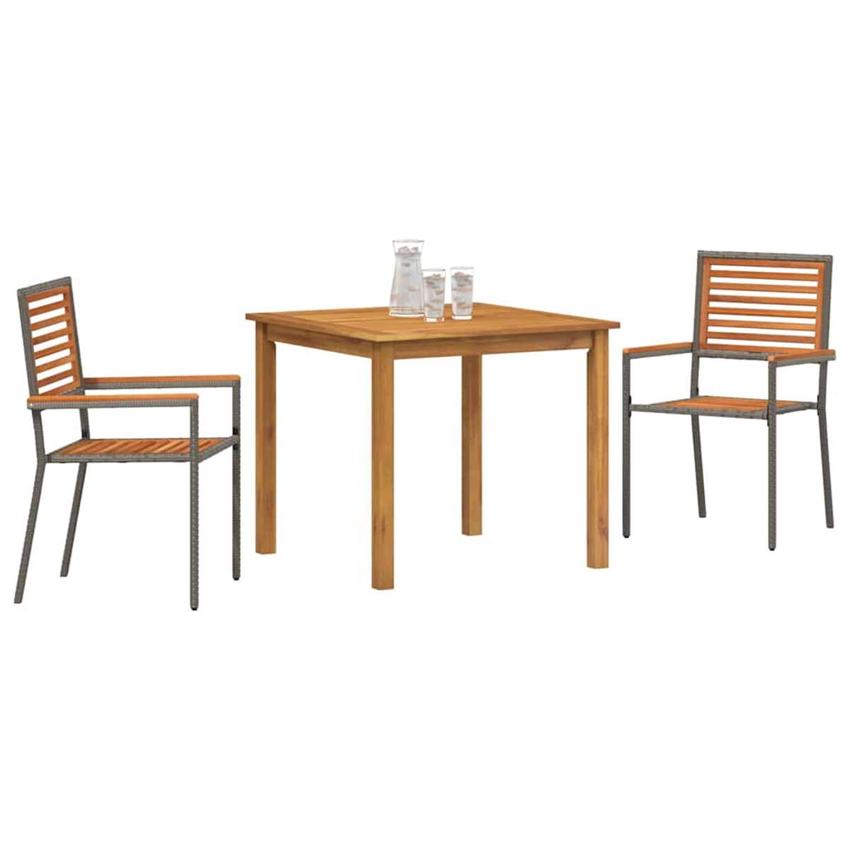 Ein Holztisch mit zwei Stühlen und eine Wasserkaraffe mit zwei Gläsern, alles auf weißem Hintergrund.
