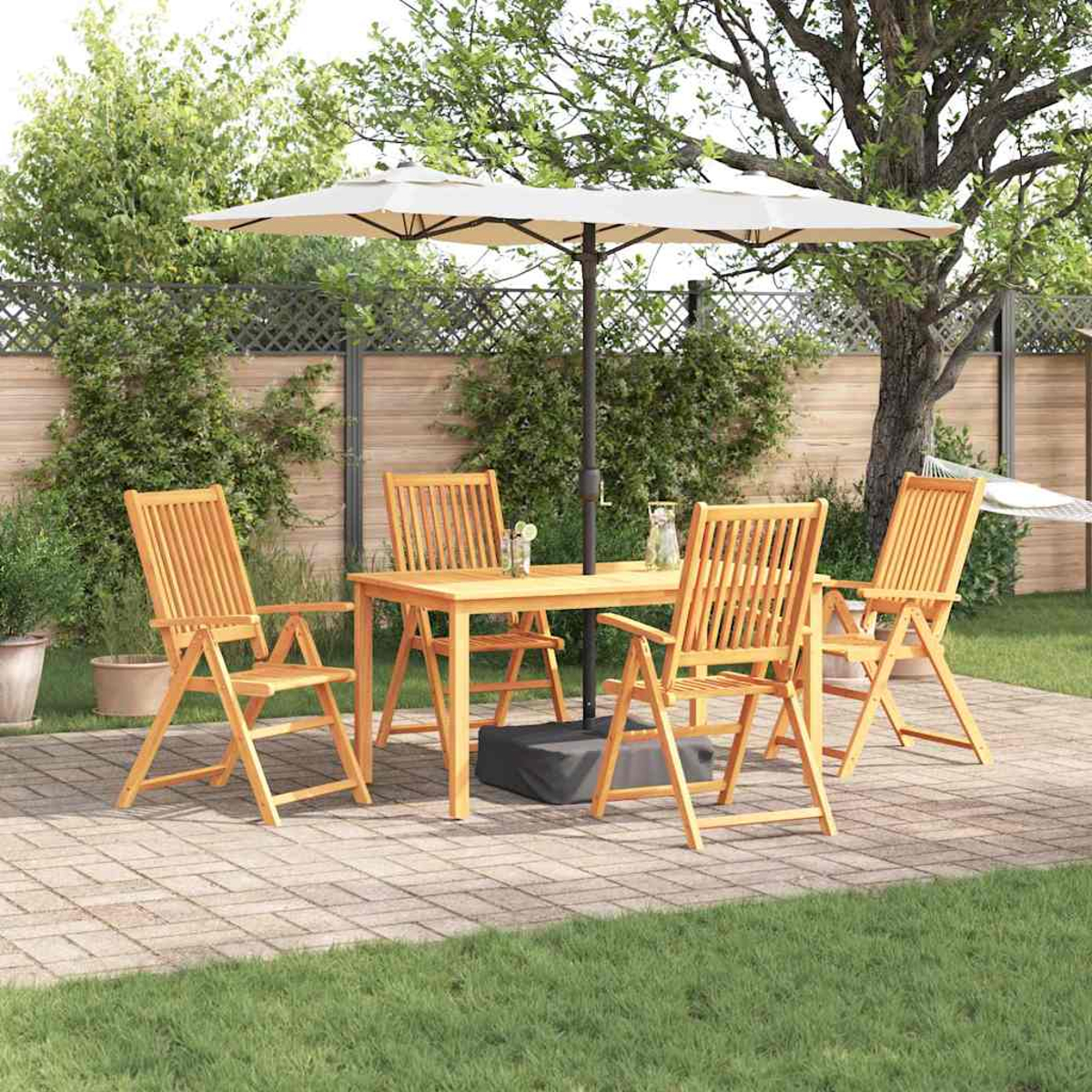 Ein hölzernes Terrassenset mit Tisch, Stühlen und Sonnenschirm steht auf einer Ziegelterrasse. Grünes Gras umgibt die Terrasse.