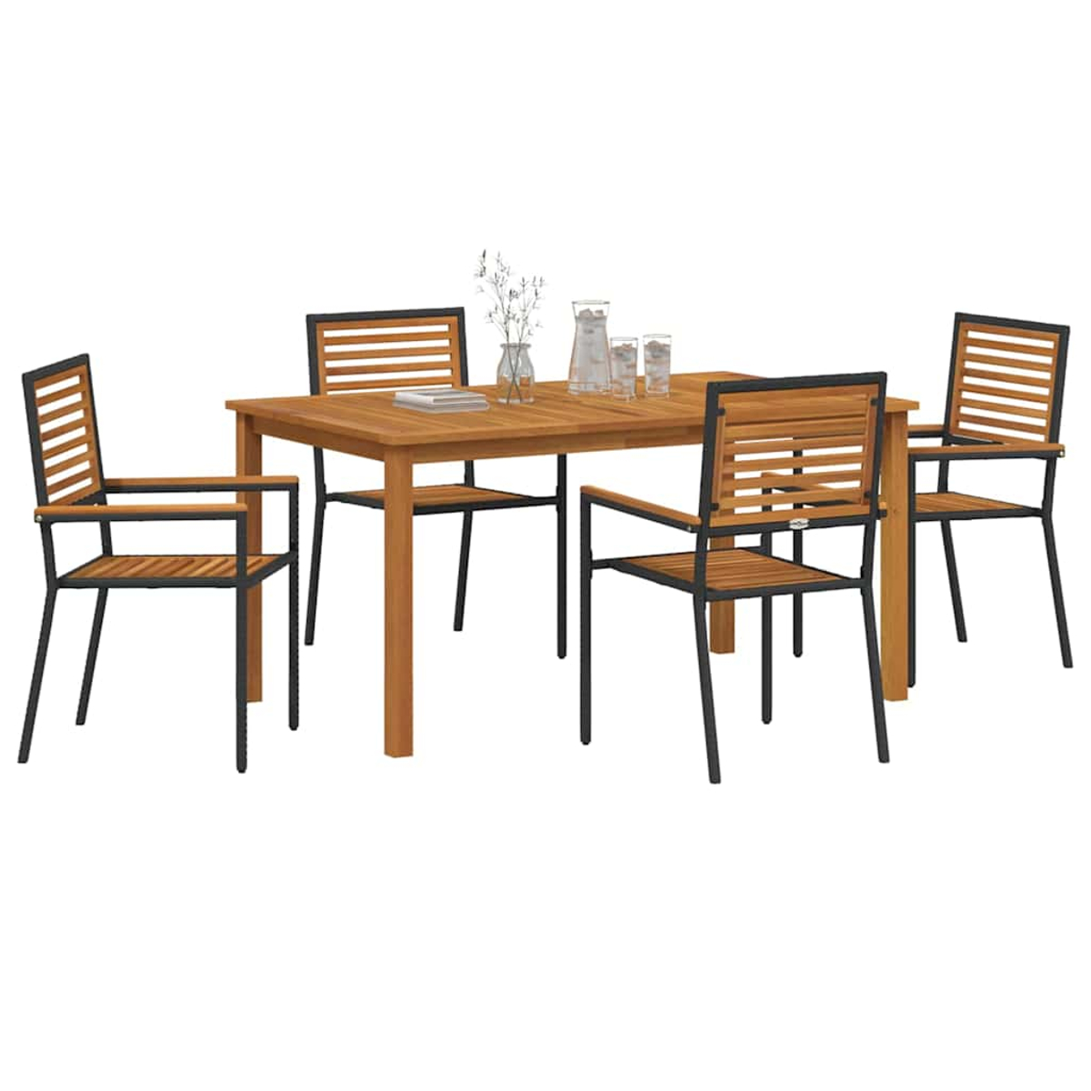 Hölzerne Essgruppe für den Außenbereich mit Tisch, vier Stühlen, einer Vase mit Blumen, einem Krug und zwei Gläsern. Alles auf weißem Hintergrund.