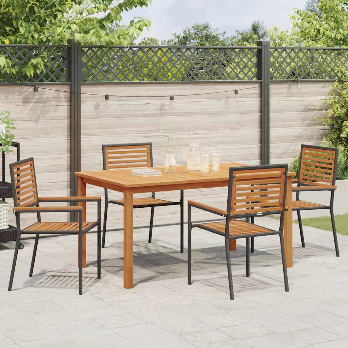 Ein Holztisch und vier Stühle stehen in einem Patio im Freien. Der Hintergrund zeigt einen Holzzaun und Grün.