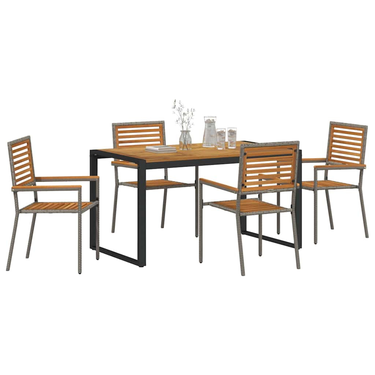 Ein Holztisch mit vier Stühlen. Auf dem Tisch stehen Gläser und eine Vase. Die Stühle haben Holzlatten und graue Metallrahmen.