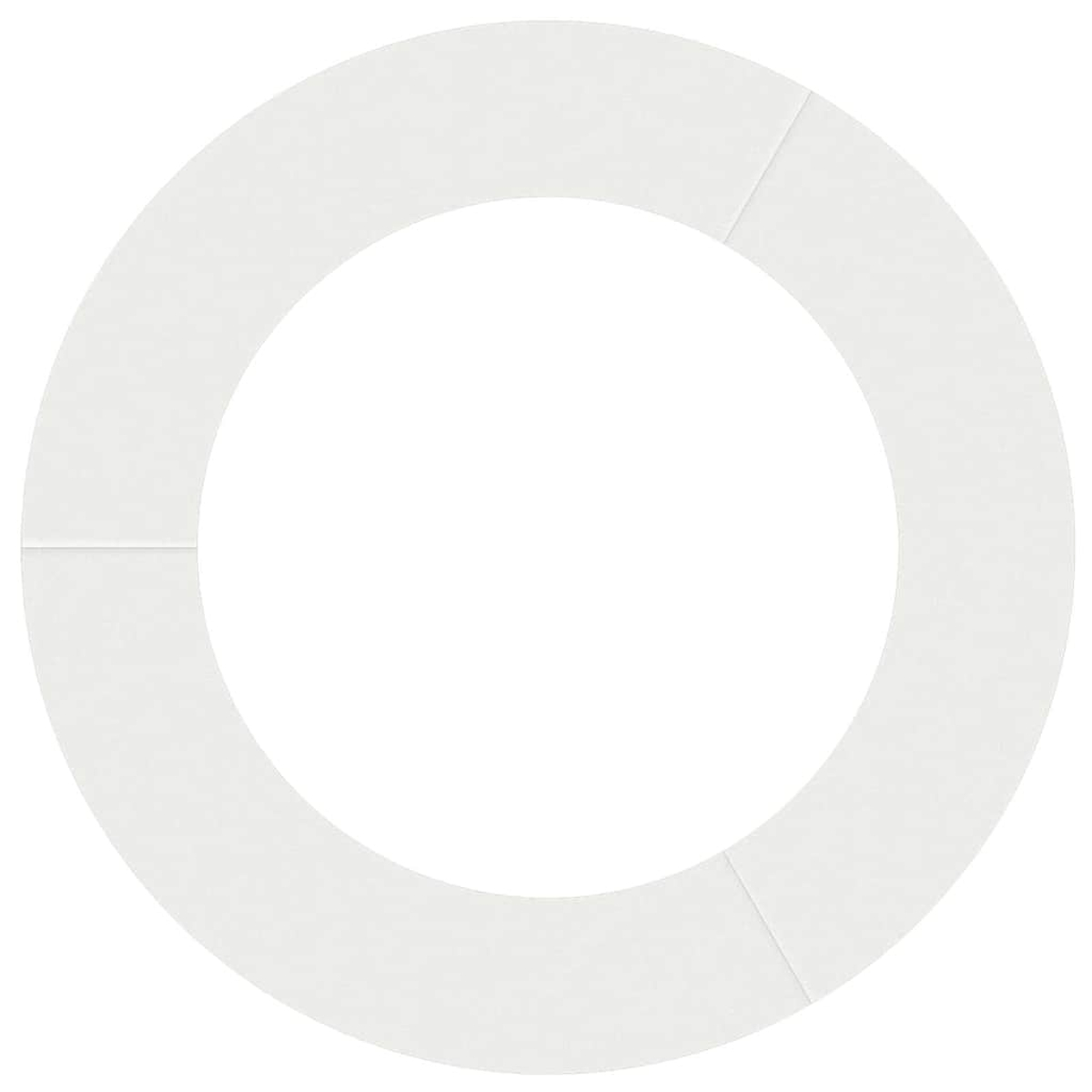 Una forma ad anello bianca, segmentata in quattro parti. Ogni segmento ha una consistenza leggermente diversa e una cucitura visibile.