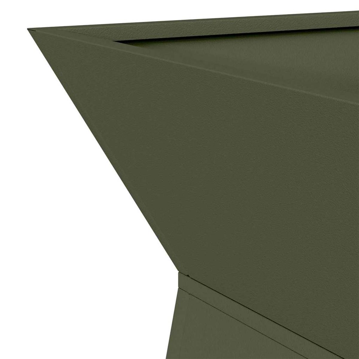 Primo piano di una struttura metallica angolare verde oliva su sfondo bianco.