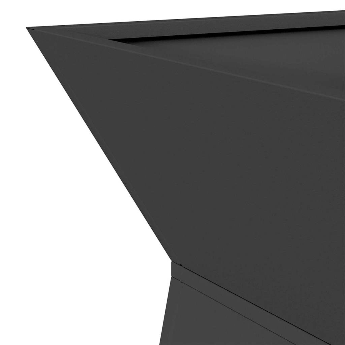 Primo piano di una struttura geometrica grigio scuro su sfondo bianco. La forma ha angoli acuti e sembra far parte di un oggetto più grande.
