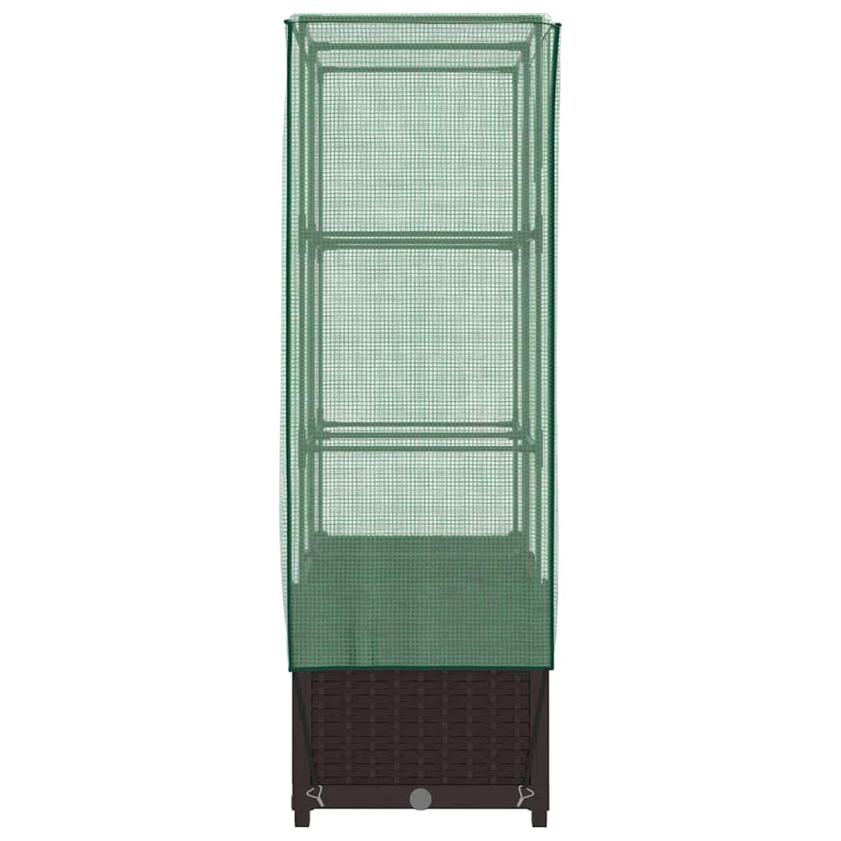 Una serra verde con tre ripiani è posizionata su una base marrone in stile vimini. La struttura è su sfondo bianco.