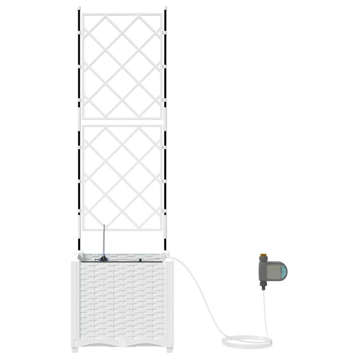 Traliccio bianco con fioriera. Un timer per l'acqua grigio è collegato tramite un tubo bianco.