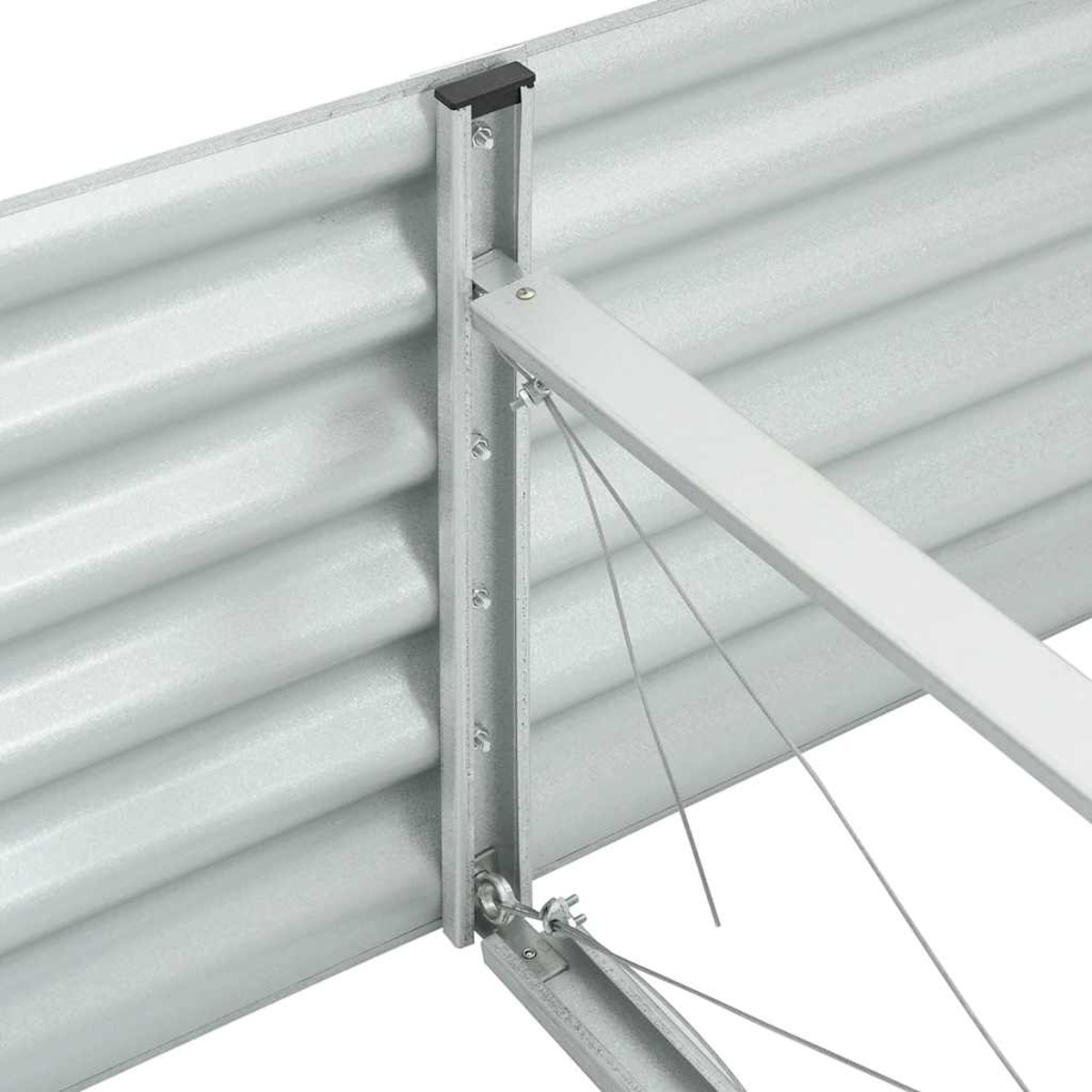Nahaufnahme einer Wellblechwand mit Metallrahmen und Drähten. Die Wand ist silberfarben, ebenso wie der Rahmen und die Drähte.