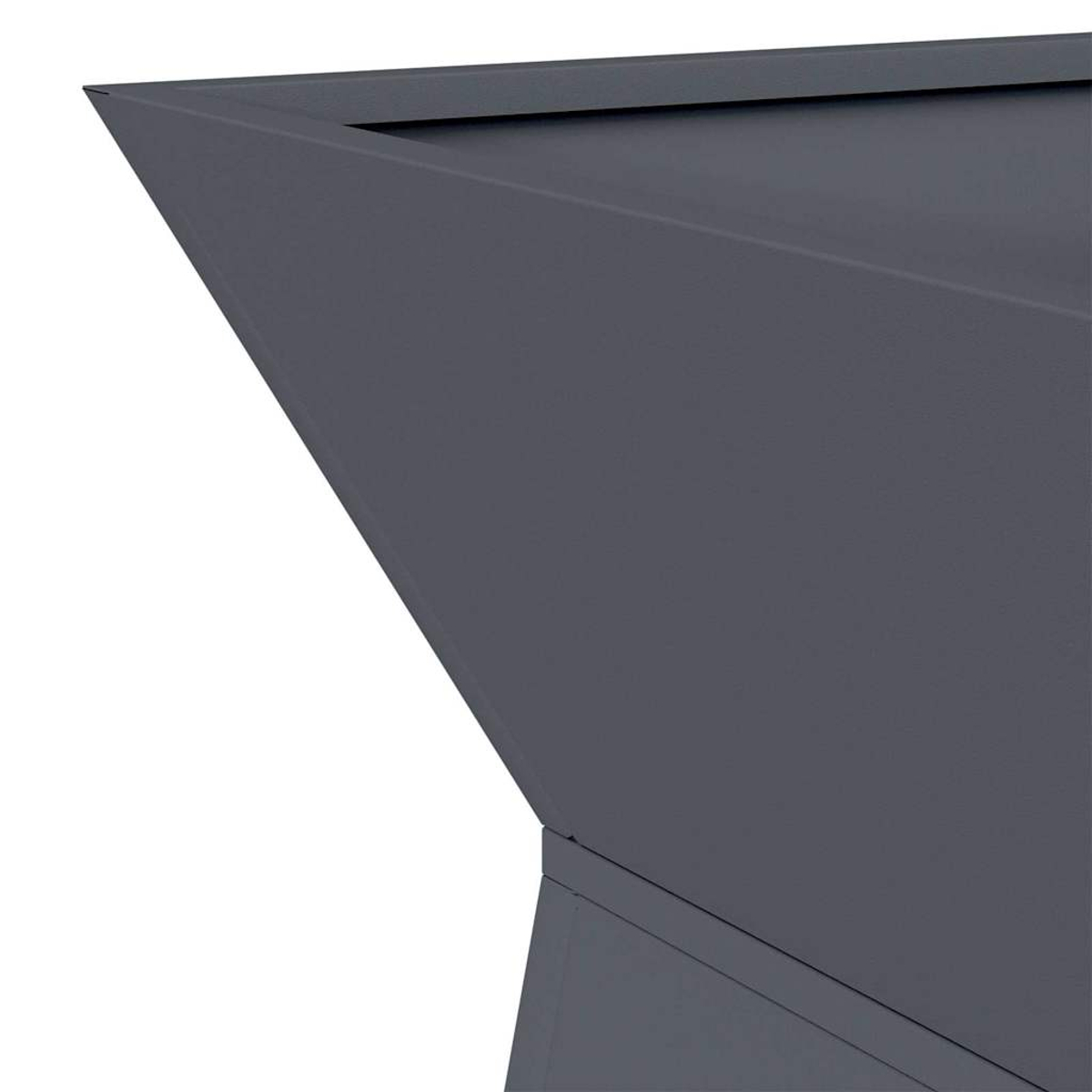 Primo piano di una struttura grigia e angolare. Il design presenta angoli acuti e una superficie liscia, su sfondo bianco.