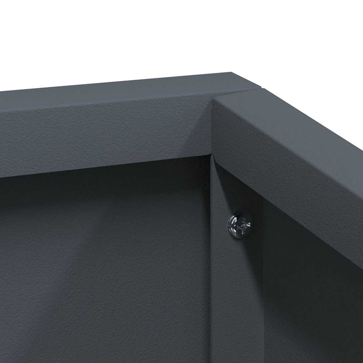 Primo piano di un angolo di metallo grigio scuro, forse un armadio o una scatola. Una vite è visibile. Lo sfondo è bianco.