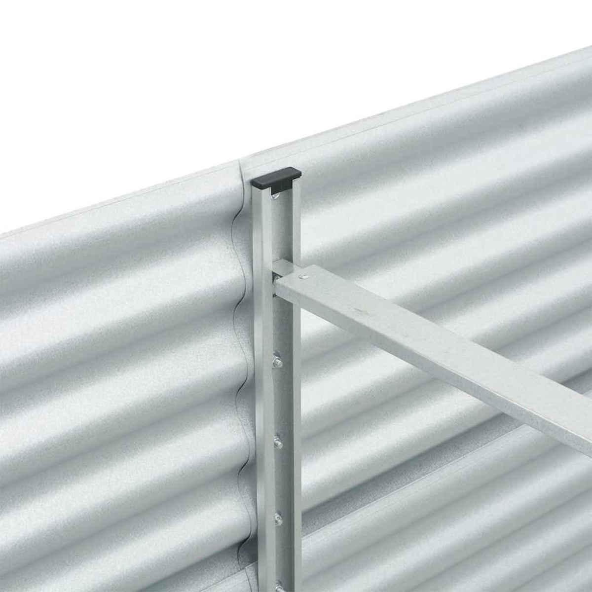 Nahaufnahme eines wellblech-Gartenbeets. Auf dem Metallrahmen sitzt eine schwarze Kappe. Horizontale Metallträger sind sichtbar.