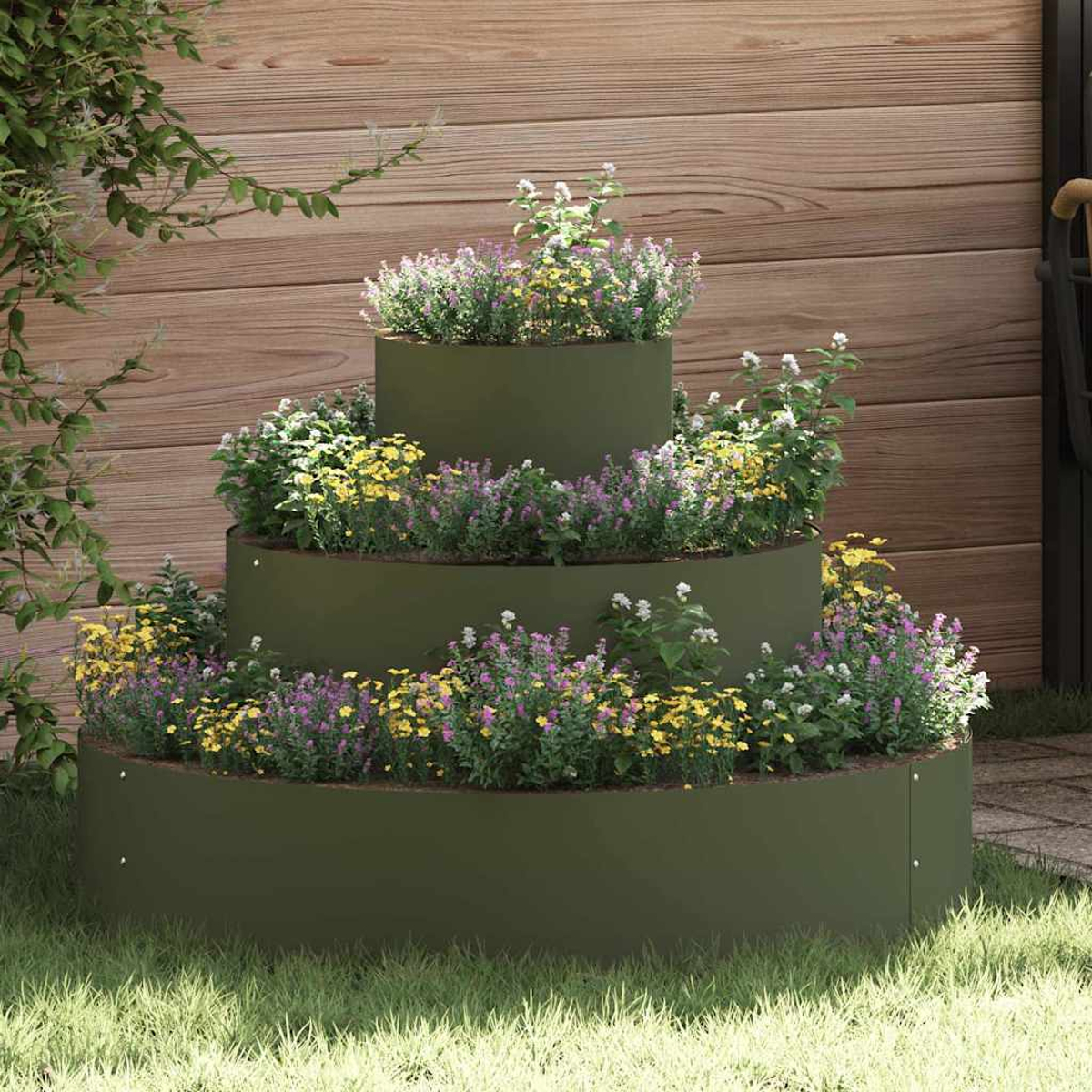 Gestufte grüne Pflanzgefäße mit bunten Blumen. Holzzaun im Hintergrund, Gras im Vordergrund. Pflanzen in Gelb, Weiß und Lila.