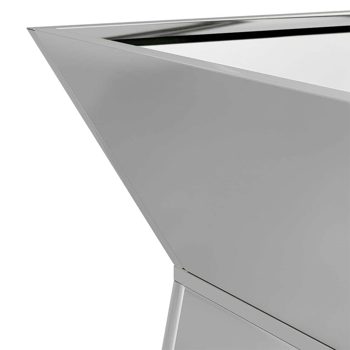 Primo piano di una struttura grigia, moderna e geometrica con angoli acuti e superficie riflettente, su sfondo bianco.