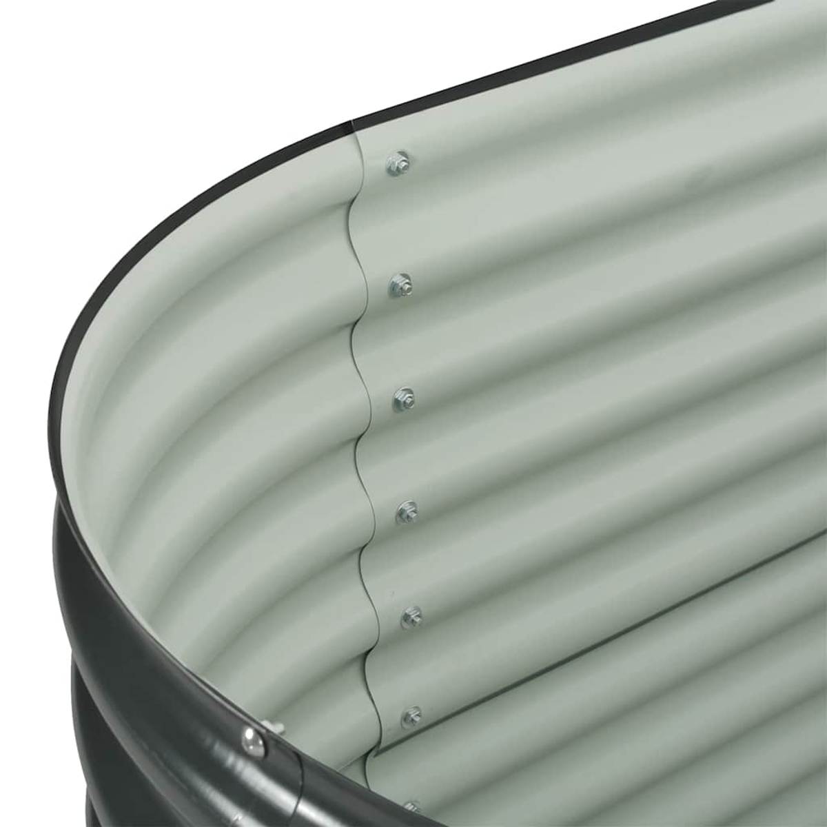 Nahaufnahme eines Hochbeets. Es hat ein wellenförmiges Metalldesign mit abgerundeter Ecke, mit Schrauben befestigt und einem dunklen Rand.