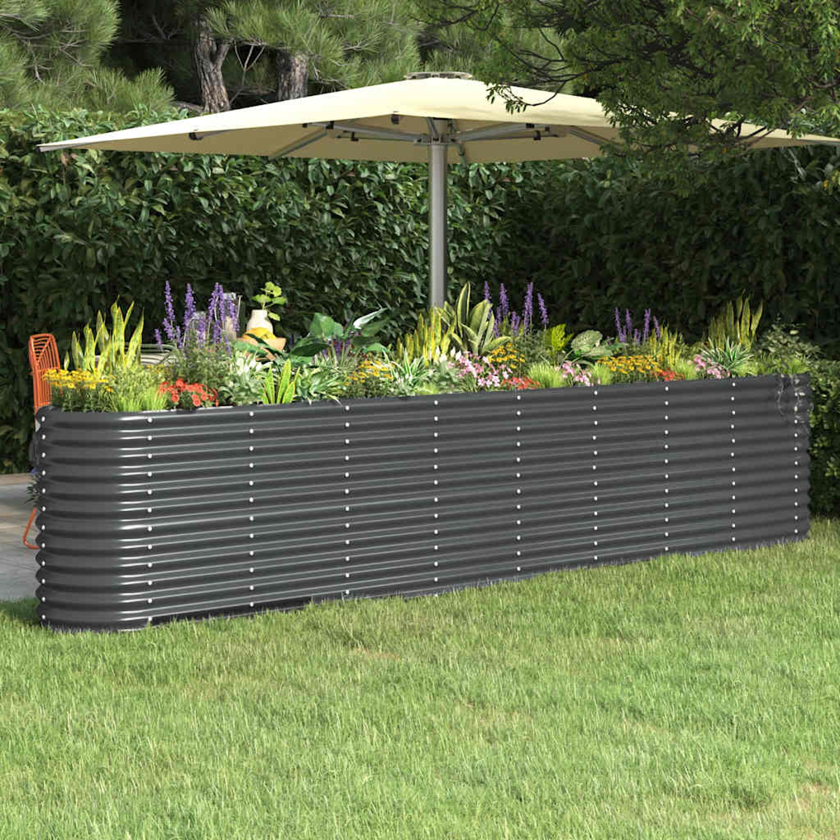Ein erhöhtes Blumen- und Pflanzenbeet. Ein Sonnenschirm beschattet den Garten, der sich in einer Rasenfläche mit Bäumen im Hintergrund befindet.
