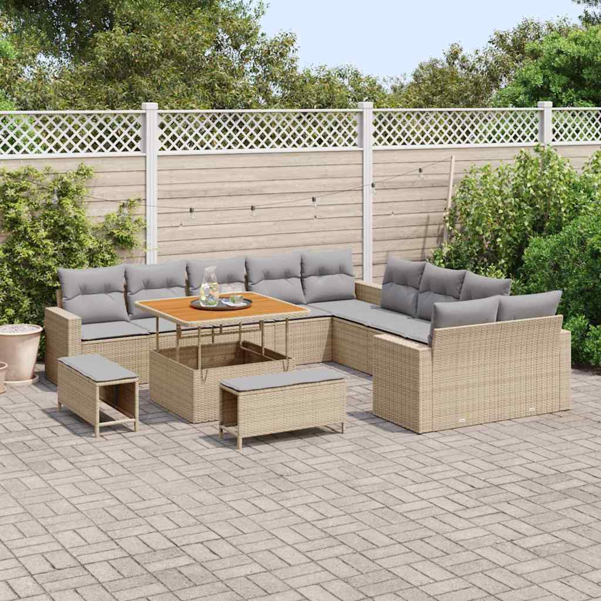 Gartenmöbel-Set aus Korbgeflecht mit Tisch und Sitzgelegenheiten. Graue Kissen auf den Sitzen. Holzzaun und üppiges Grün im Hintergrund.