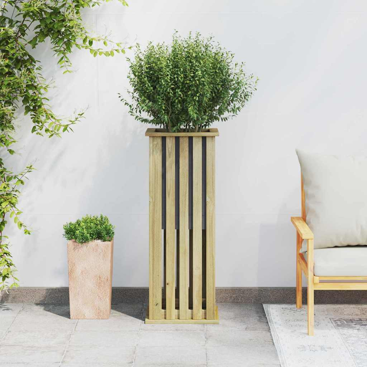 Una scena del patio presenta piante in vaso, una fioriera in legno, una sedia e rampicanti contro un muro bianco. Il pavimento è piastrellato.