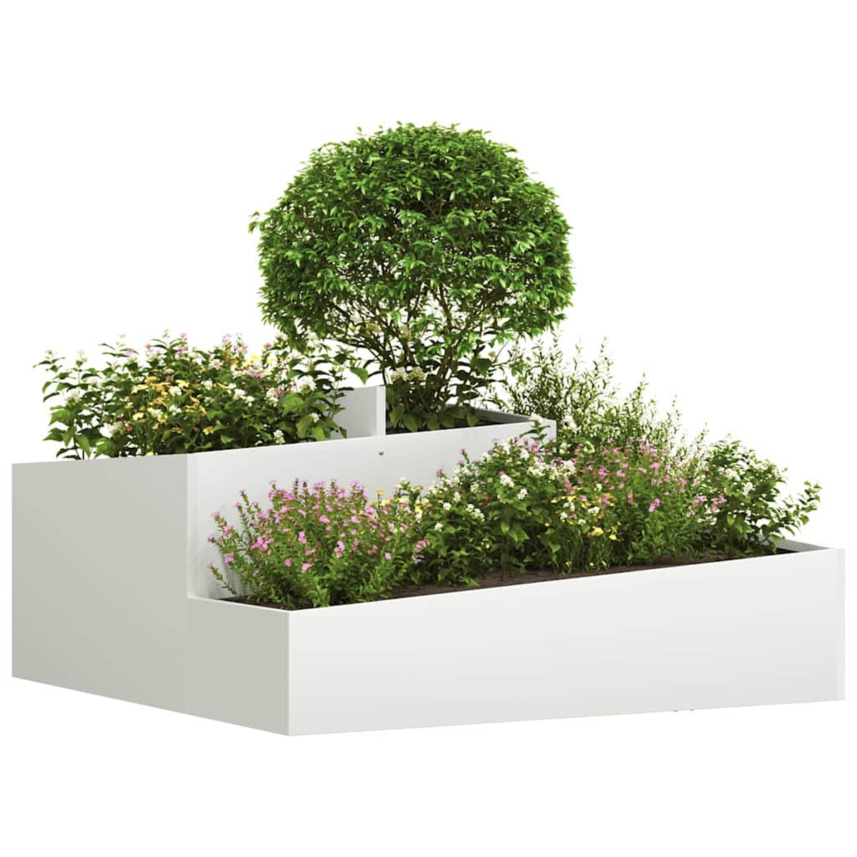 Una fioriera bianca a più livelli con cespugli verdi e piante fiorite. Un grande albero verde e rotondo è sullo sfondo.