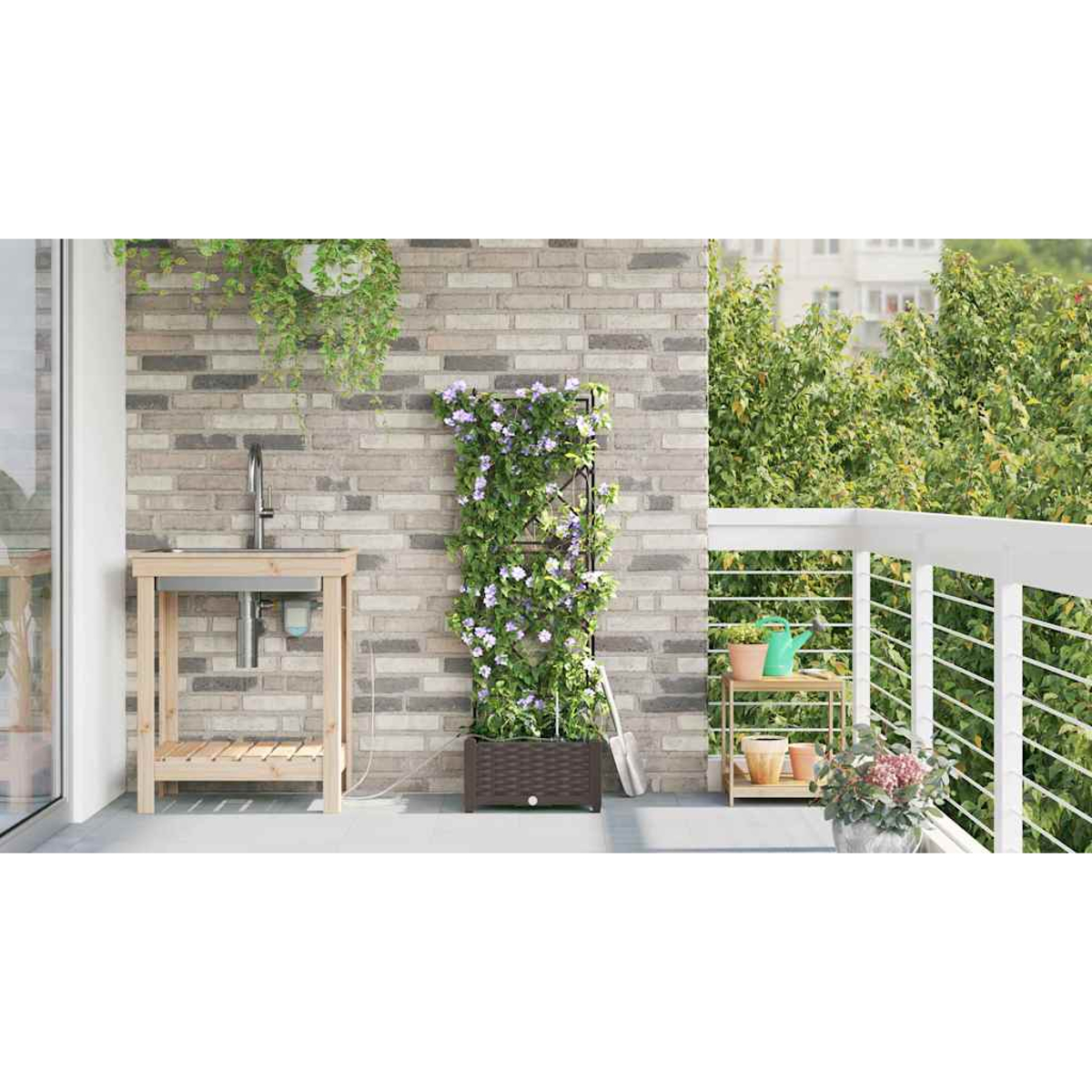 Balkon mit Waschbecken, Kletterpflanzen und Topfblumen. Backsteinmauer im Hintergrund. Grüne Bäume im Hintergrund.