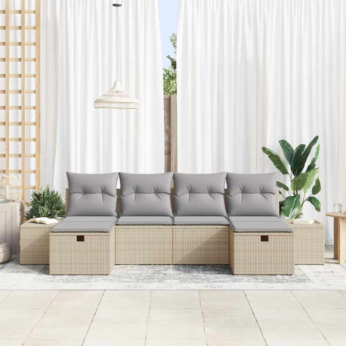 Outdoor-Sitzgruppe mit grauen Kissen. Beige Aufbewahrungseinheiten mit einer Pflanze an der Seite. Weiße Vorhänge und eine Hängeleuchte.