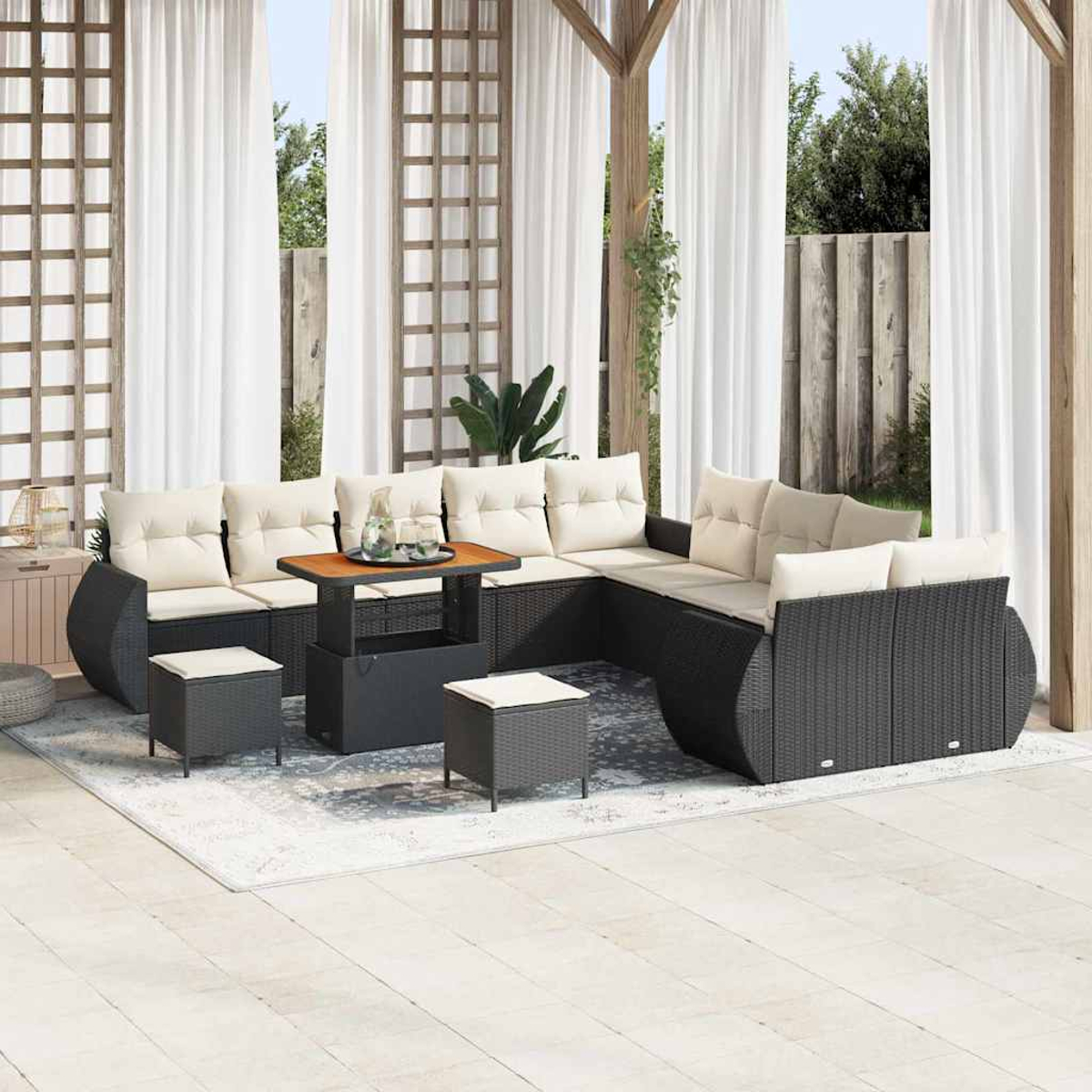 Gartenmöbel: Ecksofa, Couchtisch und Hocker. Weiße Vorhänge und Holzgitter im Hintergrund.