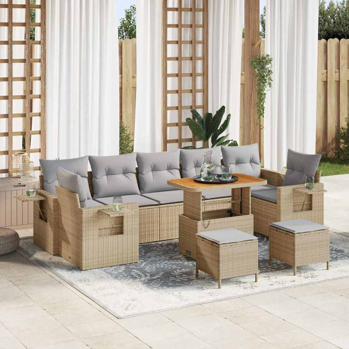 Gartenmöbel-Set aus Korbgeflecht mit grauen Kissen. Enthält ein Sofa, Sessel, Hocker und einen Couchtisch auf einem gemusterten Teppich.