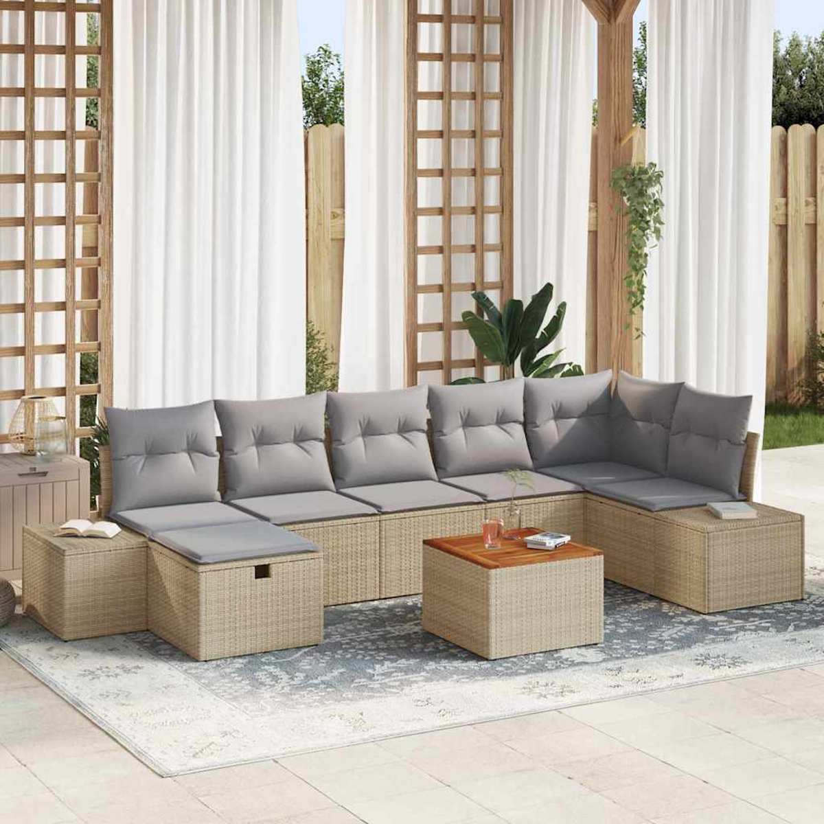 Outdoor-Ecksofa mit grauen Kissen und einem Holztisch. Weiße Vorhänge und eine Holzkonstruktion im Hintergrund.