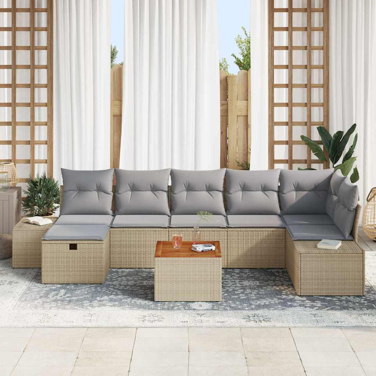 Outdoor-Ecksofa mit grauen Kissen und einem Couchtisch aus Holz. Weiße Vorhänge und ein Gitter im Hintergrund.