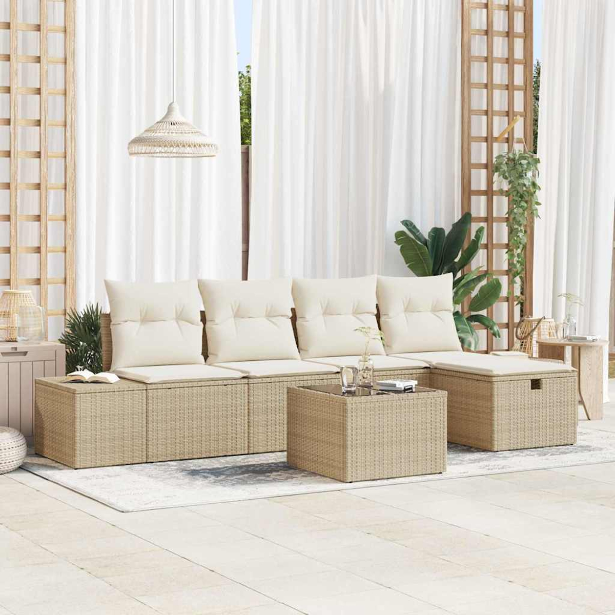 Outdoor-Sitzgruppe mit beigen Kissen, einem Couchtisch und einer Sitzbank. Weiße Vorhänge und Pflanzen fügen sich natürlich ein.