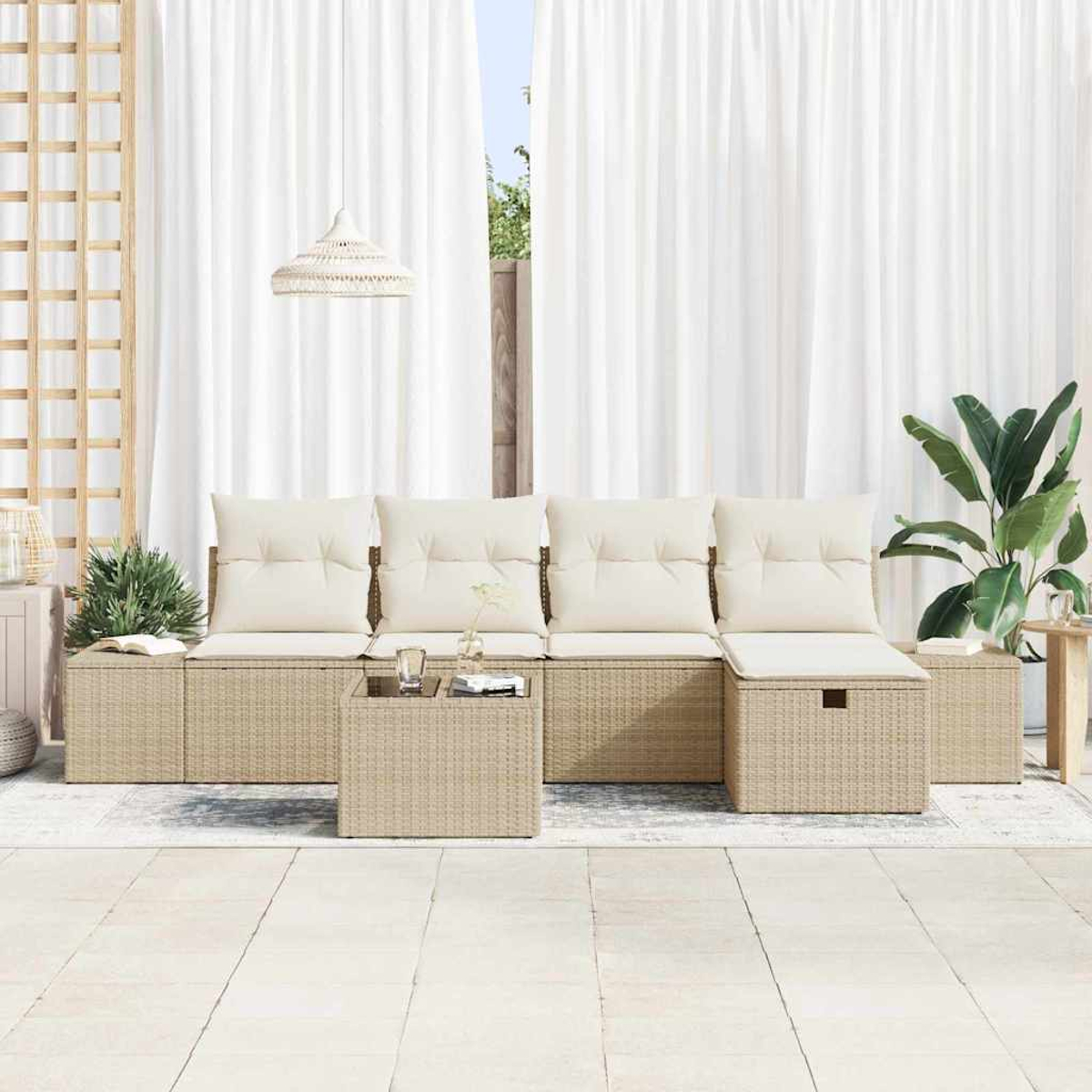 Outdoor-Sitzbereich. Beiges Korbmöbel mit cremefarbenen Kissen, einem kleinen Tisch und einer großen Pflanze. Weiße Vorhänge im Hintergrund.
