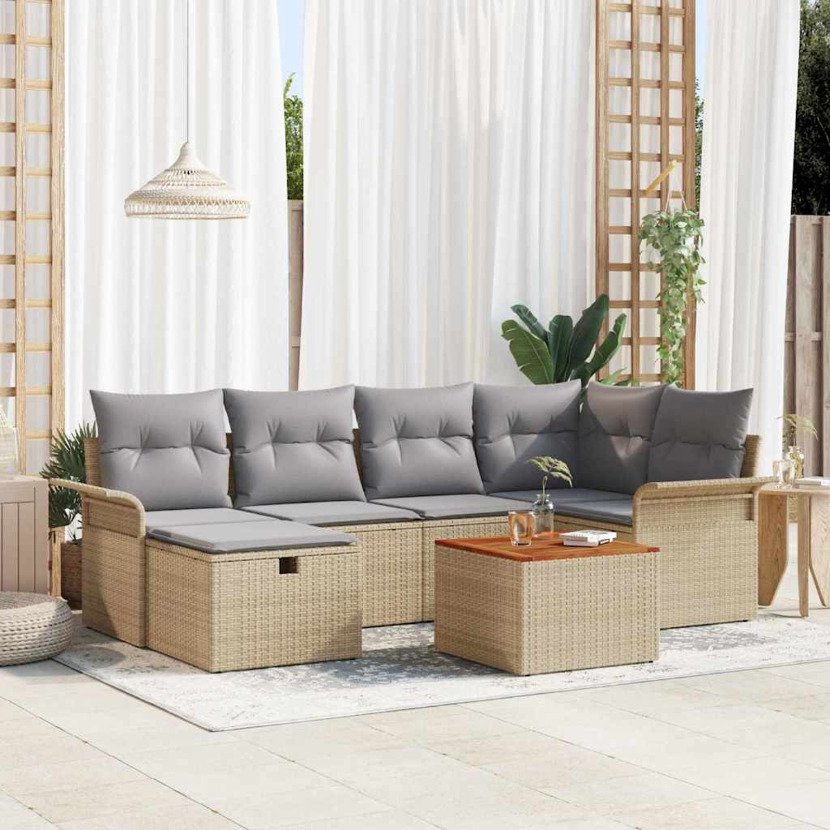 Garten-Sitzgruppe mit grauen Kissen und einem Couchtisch aus Holz. Weiße Vorhänge und eine Pflanze im Hintergrund.