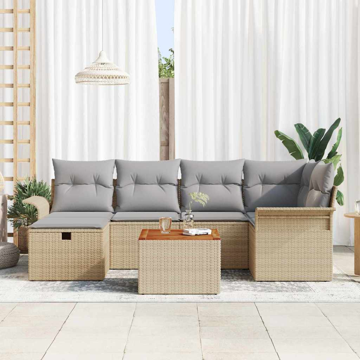 Garten-Sitzgruppe mit grauen Kissen und einem Couchtisch aus Holz. Weiße Vorhänge und eine Hängelampe im Hintergrund.