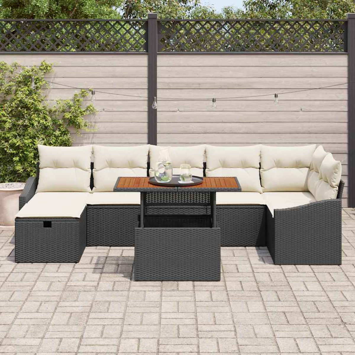 Outdoor-Ecksofa mit cremefarbenen Kissen und einem Holztisch. Graues Korbgeflecht und hellfarbene Terrassensteine. Zaun und Lichterkette im Hintergrund.
