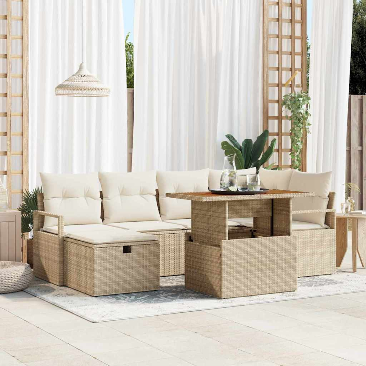 Garten-Terrassenset mit beigefarbenen Kissen, einem gewebten Tisch und weißen Vorhängen im Hintergrund. Es gibt eine Hängelampe und Pflanzen.
