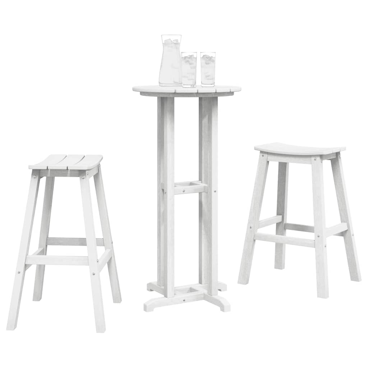 Weißes Outdoor-Bar-Set mit einem kleinen runden Tisch, zwei Hockern und einem Krug mit zwei Gläsern. Alle Objekte sind weiß.