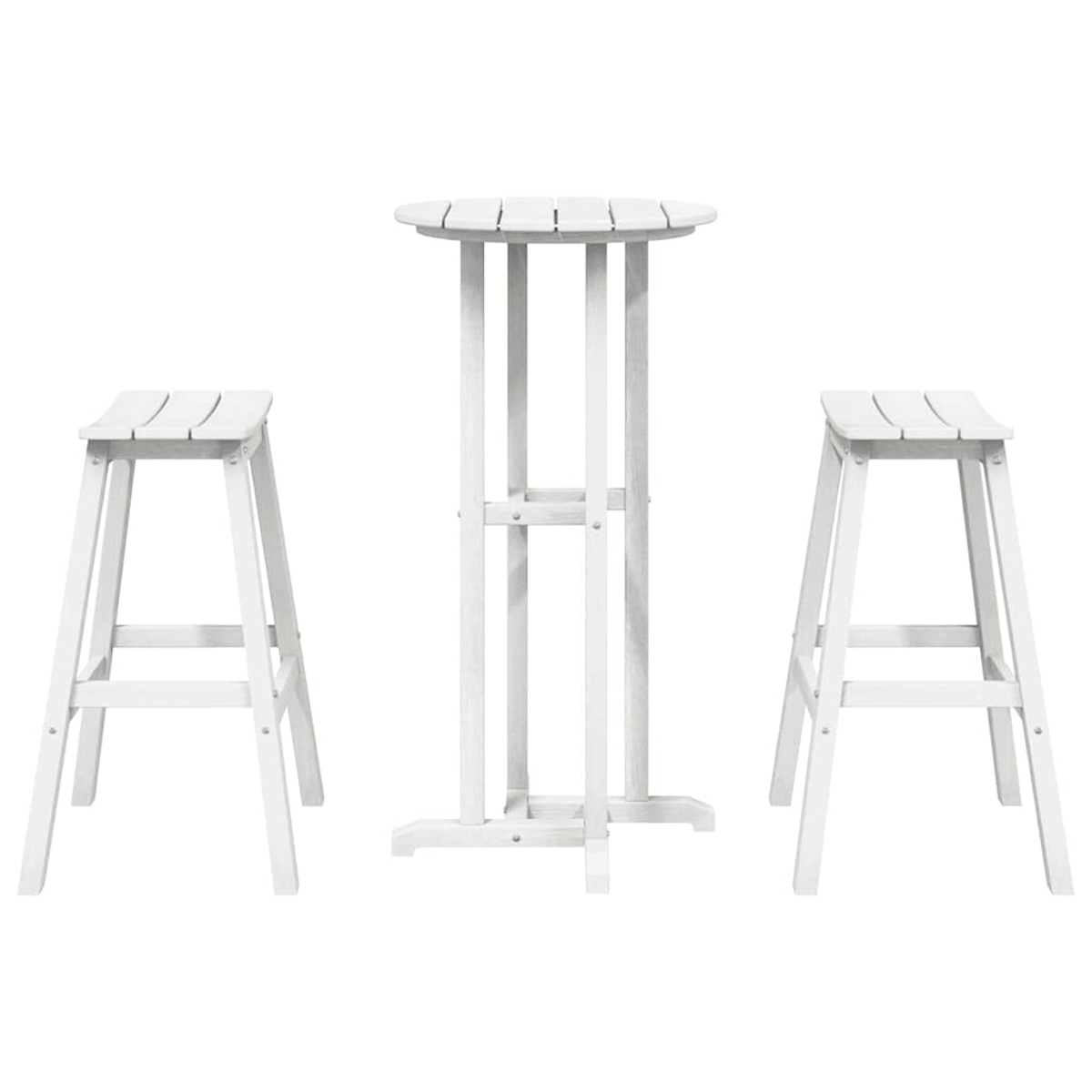 Ein weißes Bar-Set aus Holz für den Außenbereich. Es umfasst einen runden Tisch und zwei Hocker. Alle Teile sind weiß und vor weißem Hintergrund.