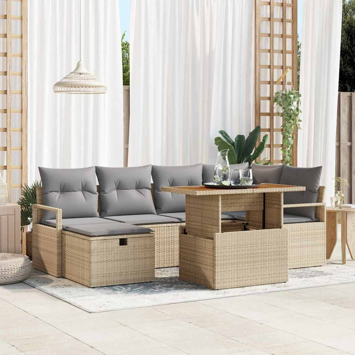 Gartenmöbel-Set aus Rattan mit grauen Kissen. Enthält ein Sofa, einen Tisch und einen Stuhl. Weiße Vorhänge und eine Pendelleuchte sind im Hintergrund.