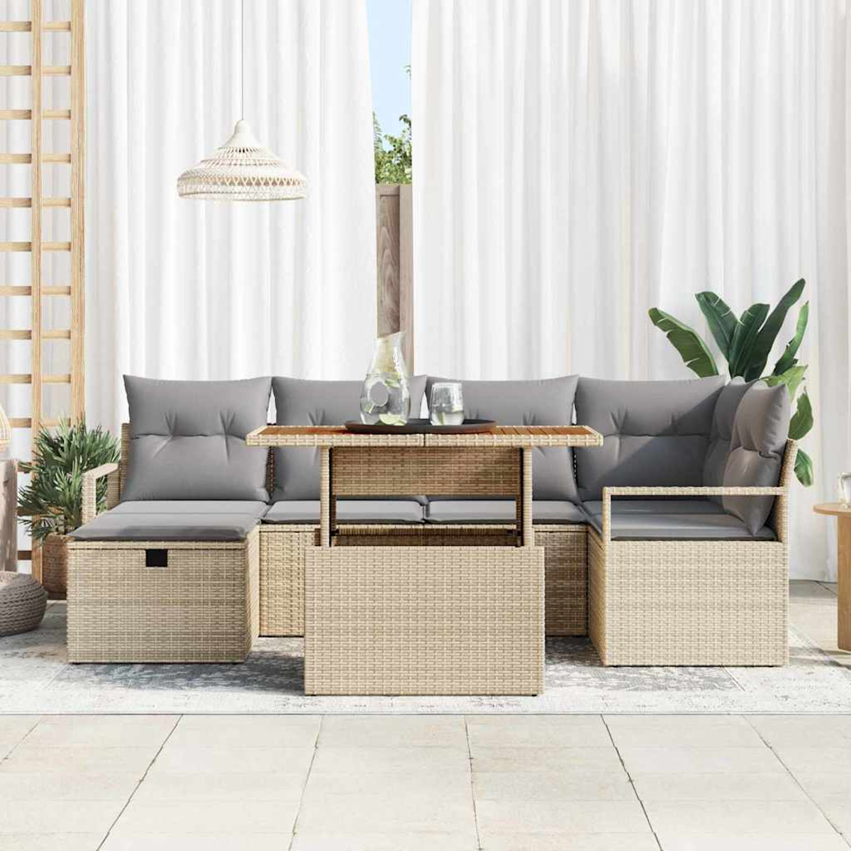 Outdoor-Wicker-Möbelset mit grauen Kissen. Enthält Sofa, Tisch und Stuhl. Hintergrund mit Vorhängen, Pflanzen und einer Leuchte.