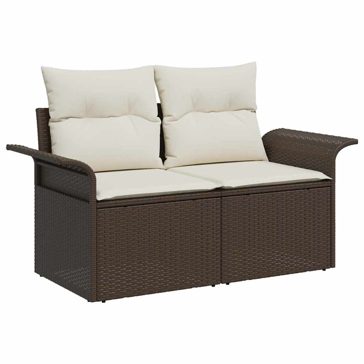 Ein braunes Zweisitzer-Sofa aus Korbgeflecht mit cremefarbenen Kissen. Es hat zwei Rückenkissen und zwei Sitzkissen. Armlehnen erstrecken sich nach außen.