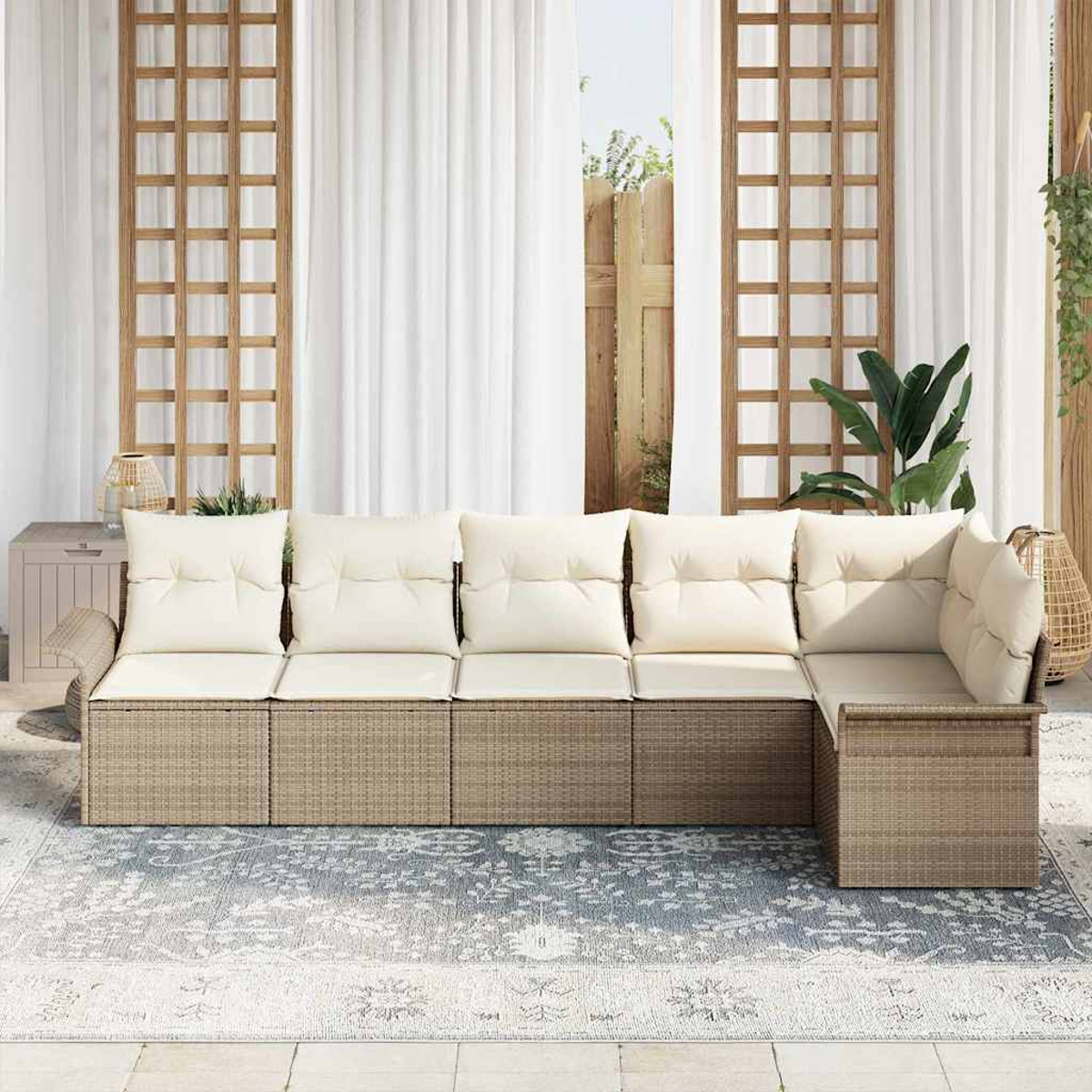 Ein Ecksofa im Freien mit cremefarbenen Kissen steht auf einem gemusterten Teppich. Weiße Vorhänge und Holzgitter befinden sich hinter dem Sofa.