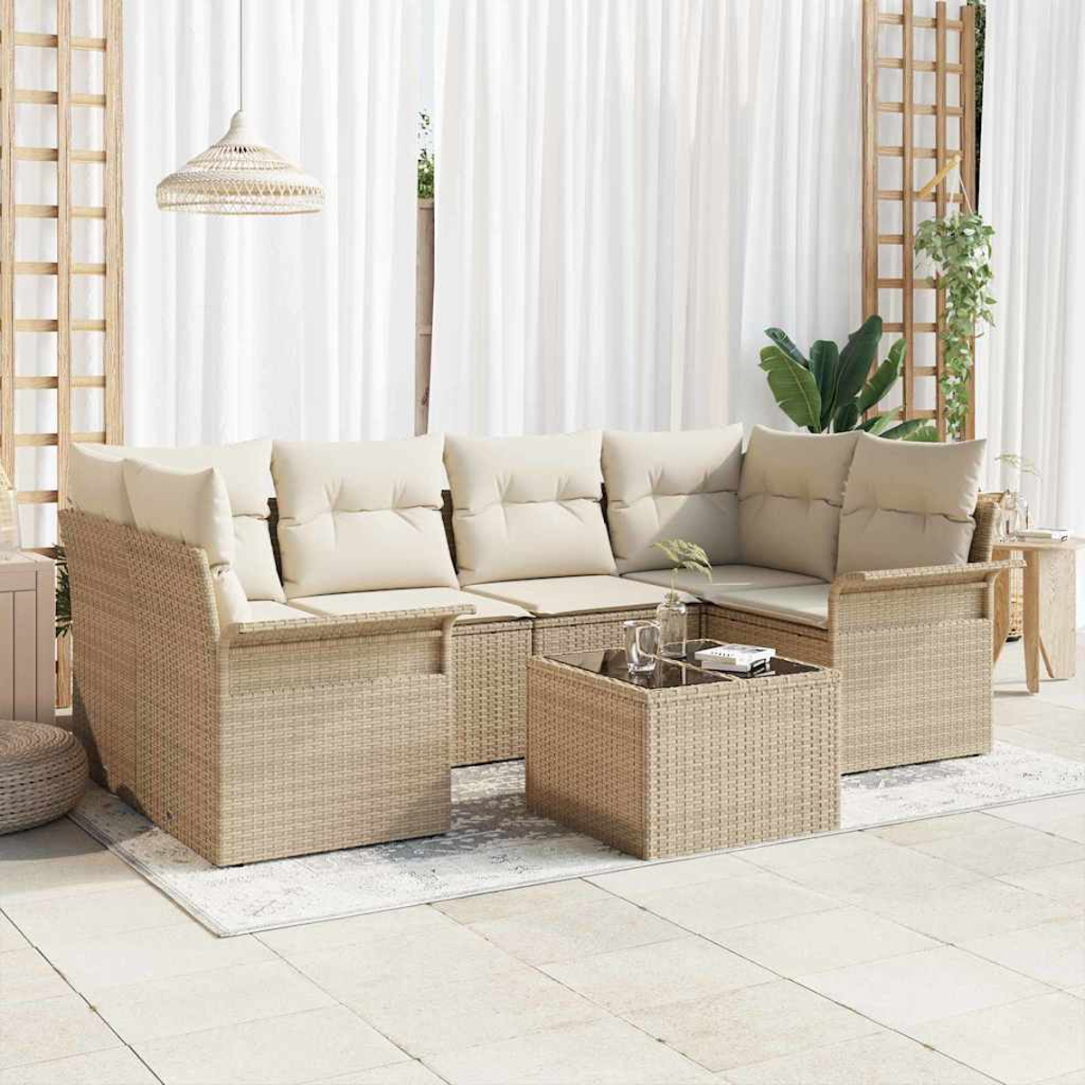 Geflochtener Outdoor-Schnitt mit cremefarbenen Kissen und einem Couchtisch auf einer Terrasse. Ein gewebtes Pendelleuchte hängt darüber.