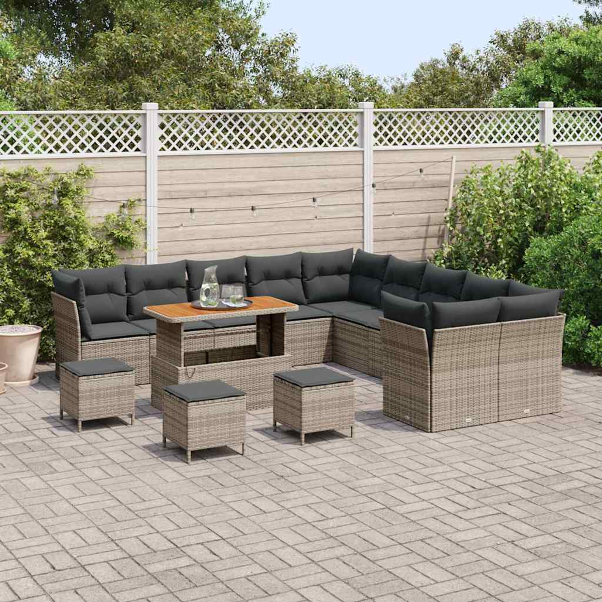 Gartenmöbel-Set mit grauen Kissen, einem Holztisch und grauen Ottomanen auf einer Backstein-Terrasse, mit einem weißen Zaun im Hintergrund.